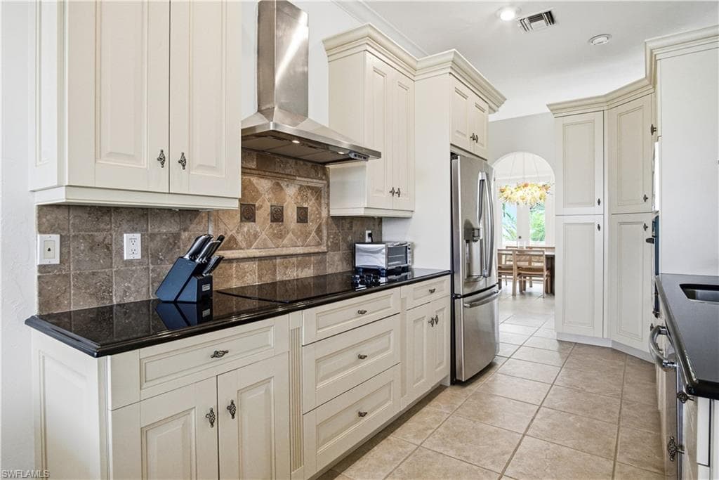 201 San Mateo DR-13