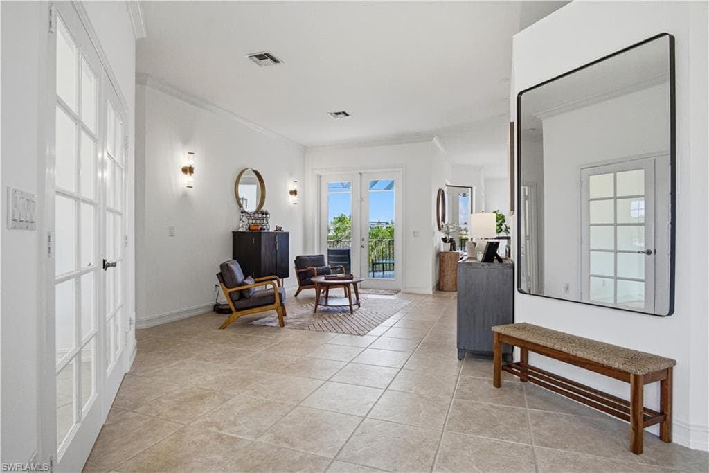 201 San Mateo DR-16