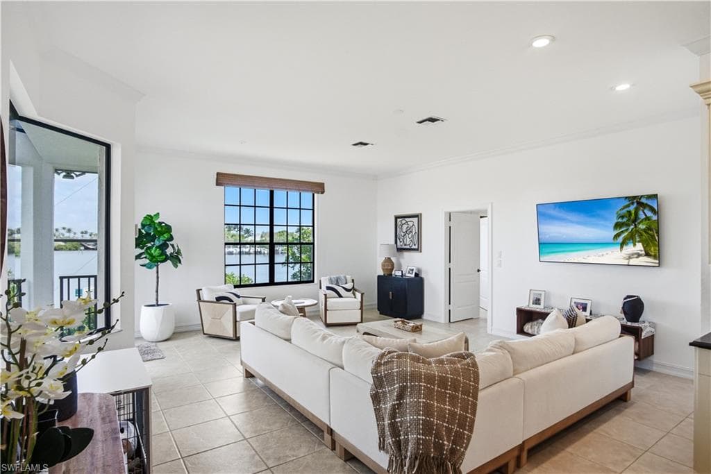 201 San Mateo DR-10