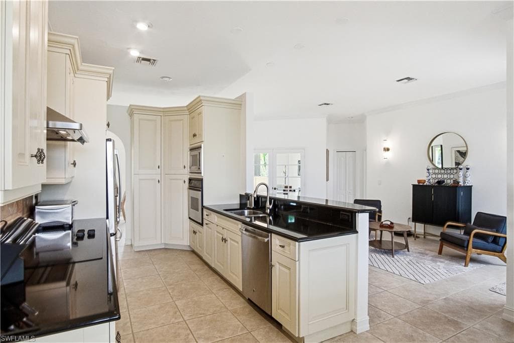 201 San Mateo DR-15