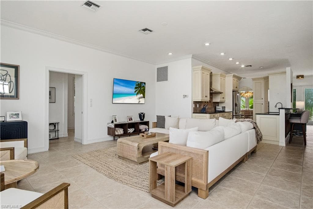 201 San Mateo DR-11