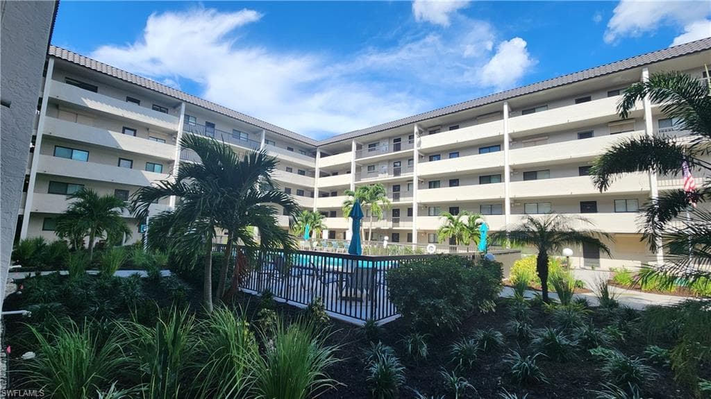 2121 Collier AVE 107-4