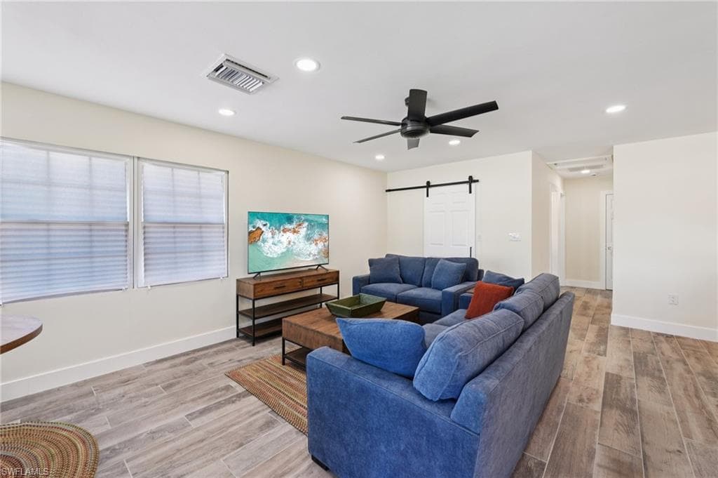 210 Hibiscus DR-12