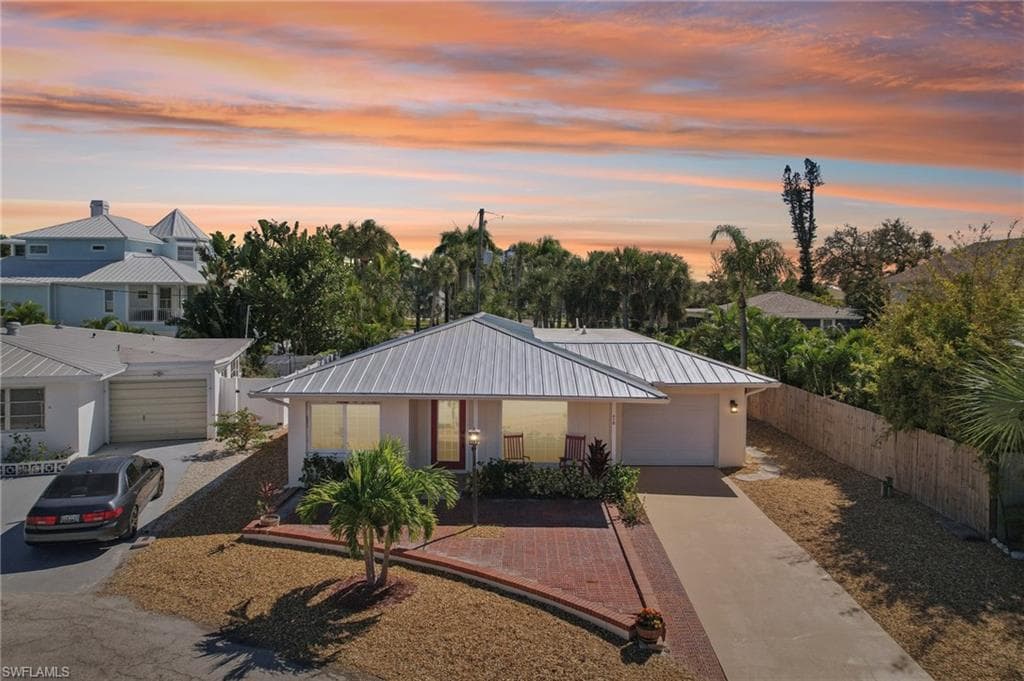 210 Hibiscus DR-1