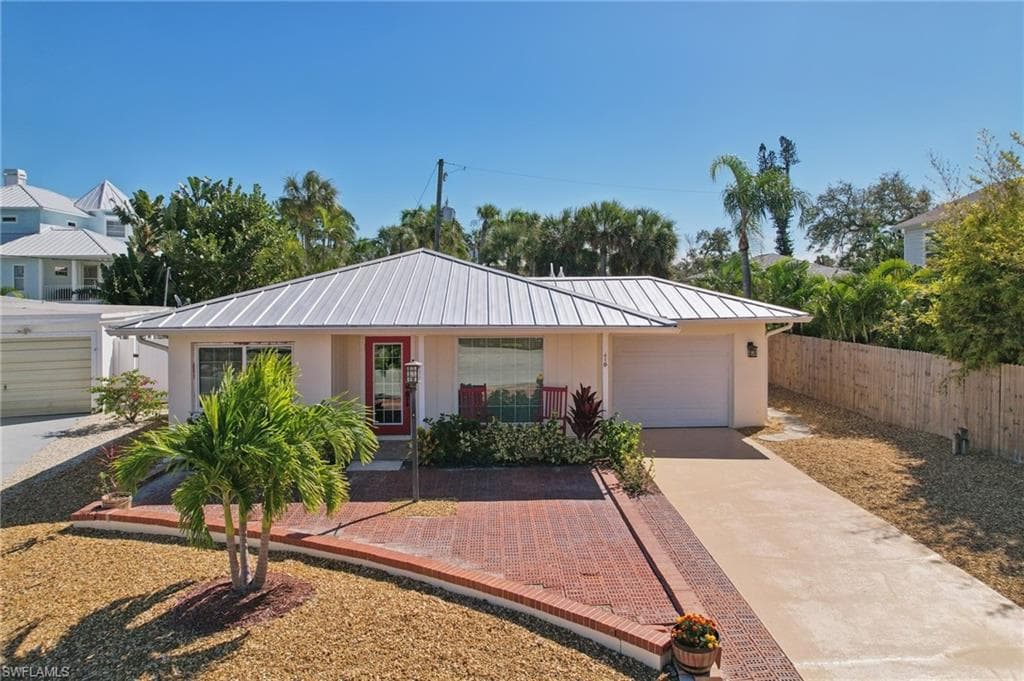 210 Hibiscus DR-30