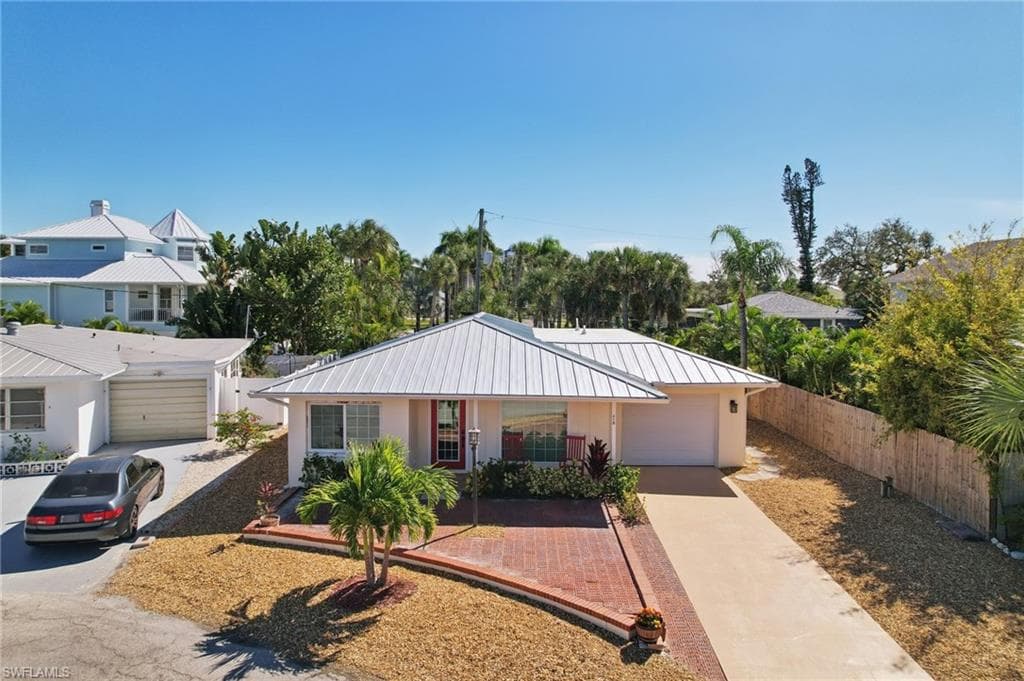 210 Hibiscus DR-31