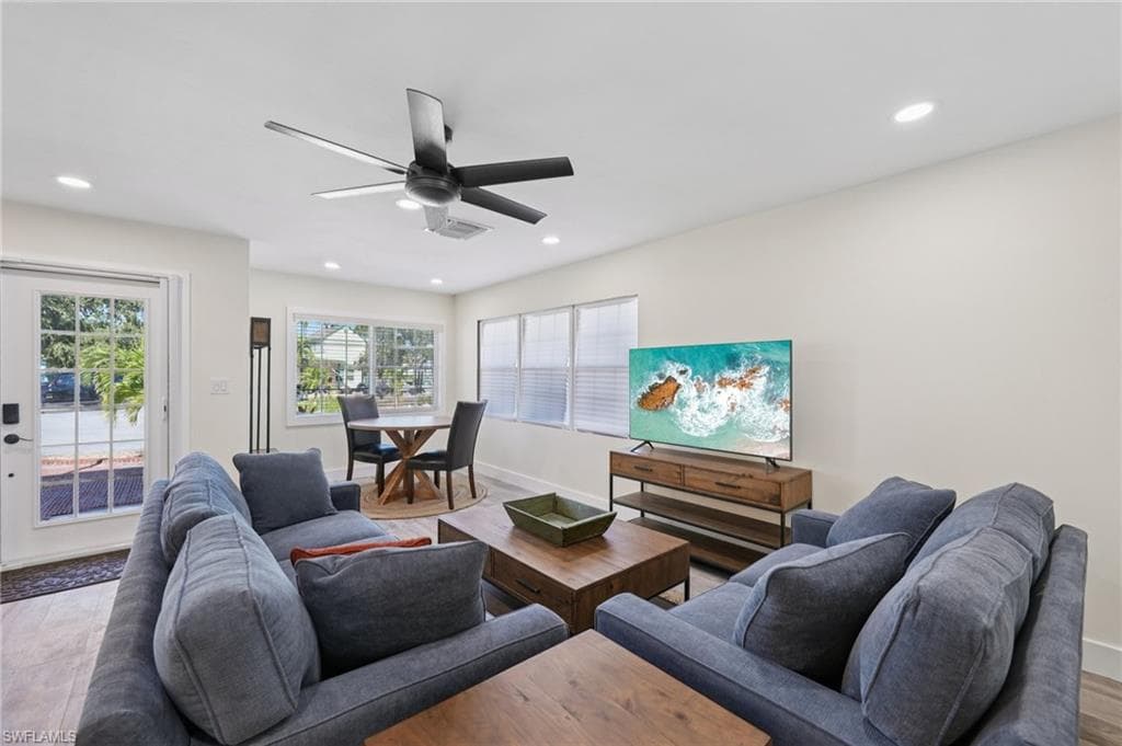 210 Hibiscus DR-8