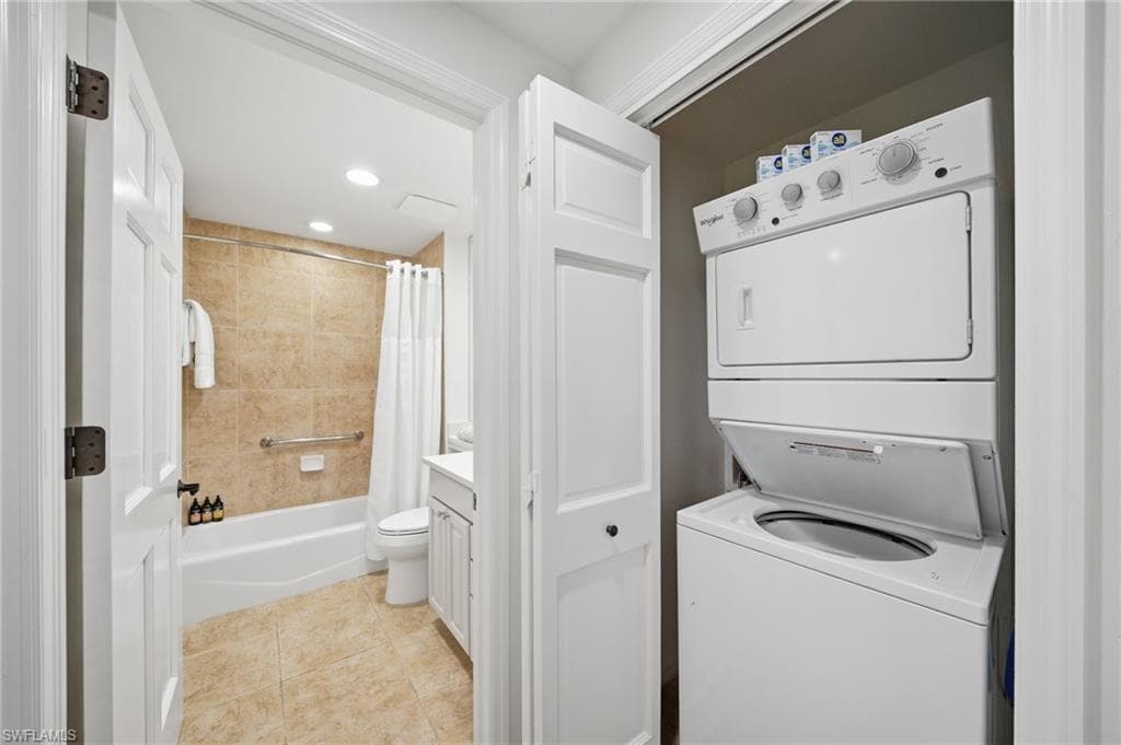 221 9th ST S 206-22