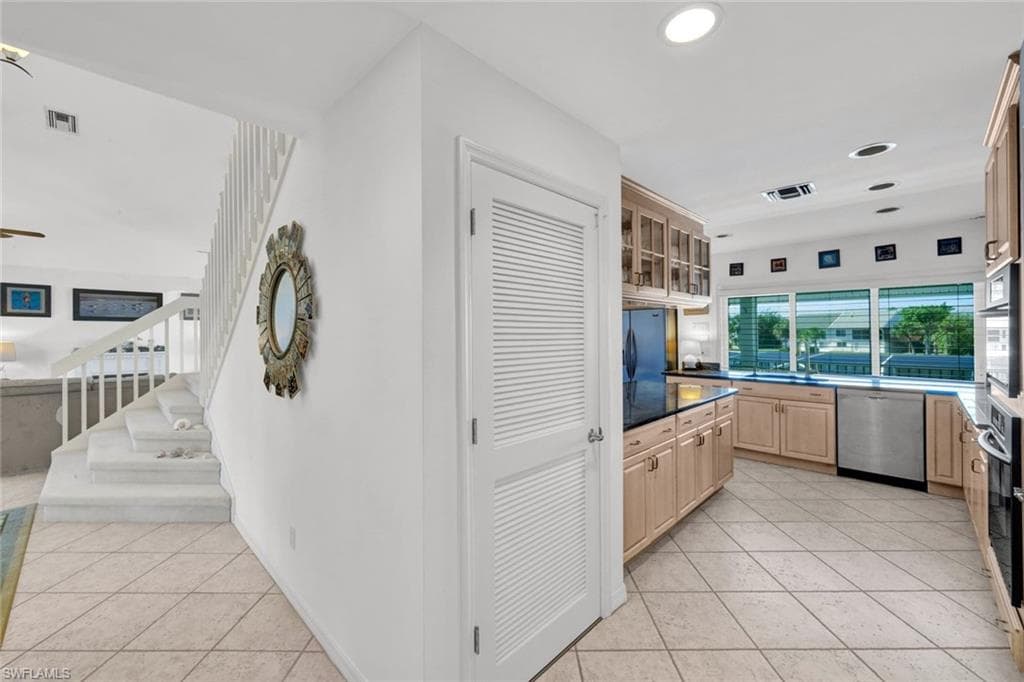 9007 Mockingbird DR-32