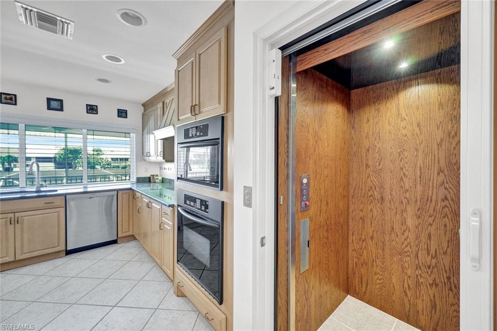 9007 Mockingbird DR-31