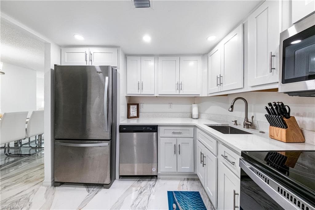 320 Seaview CT 1207-4