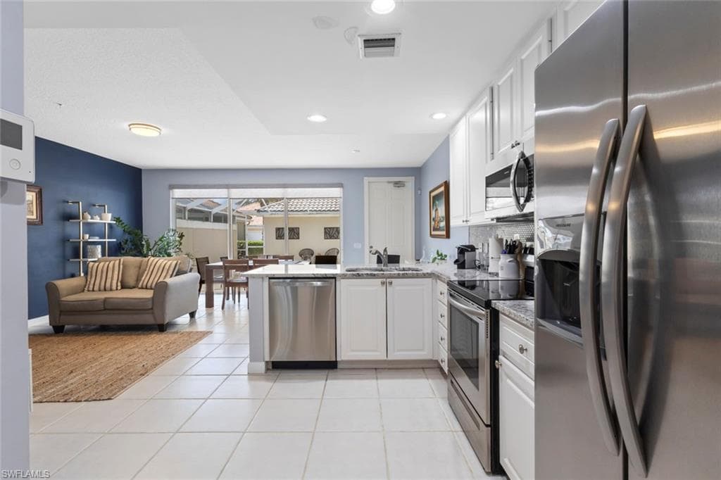 6112 Towncenter CIR-11