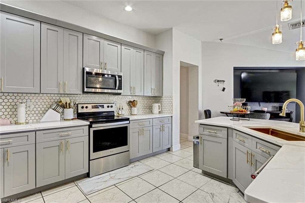 18330 Beauty Berry CT-25