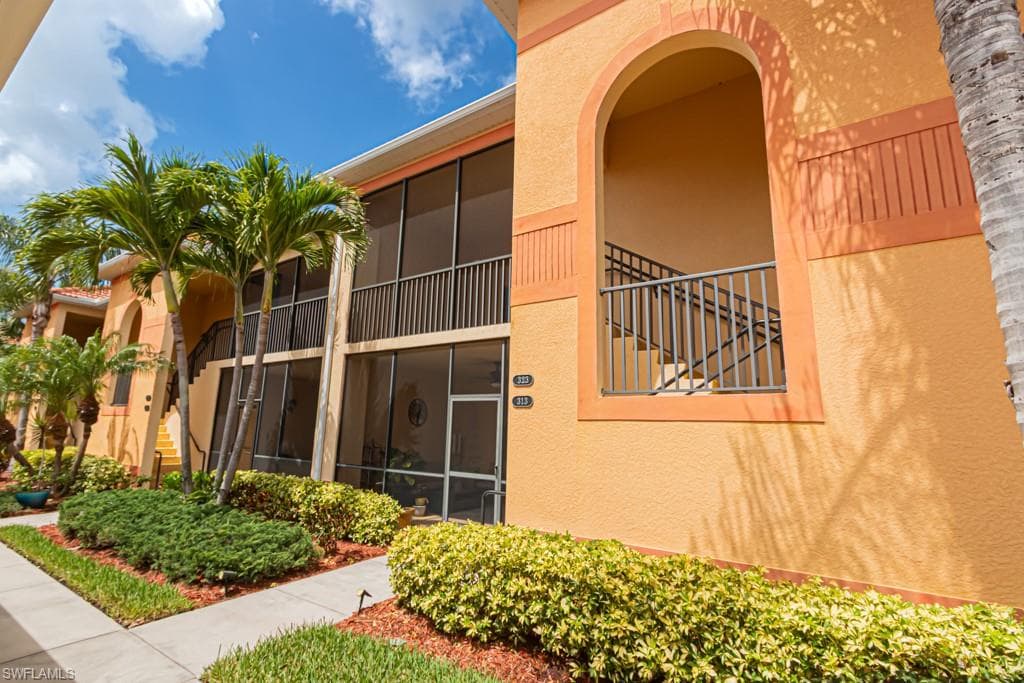 13761 Julias WAY 323-2