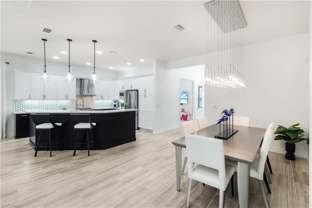 13836 Luna DR-9