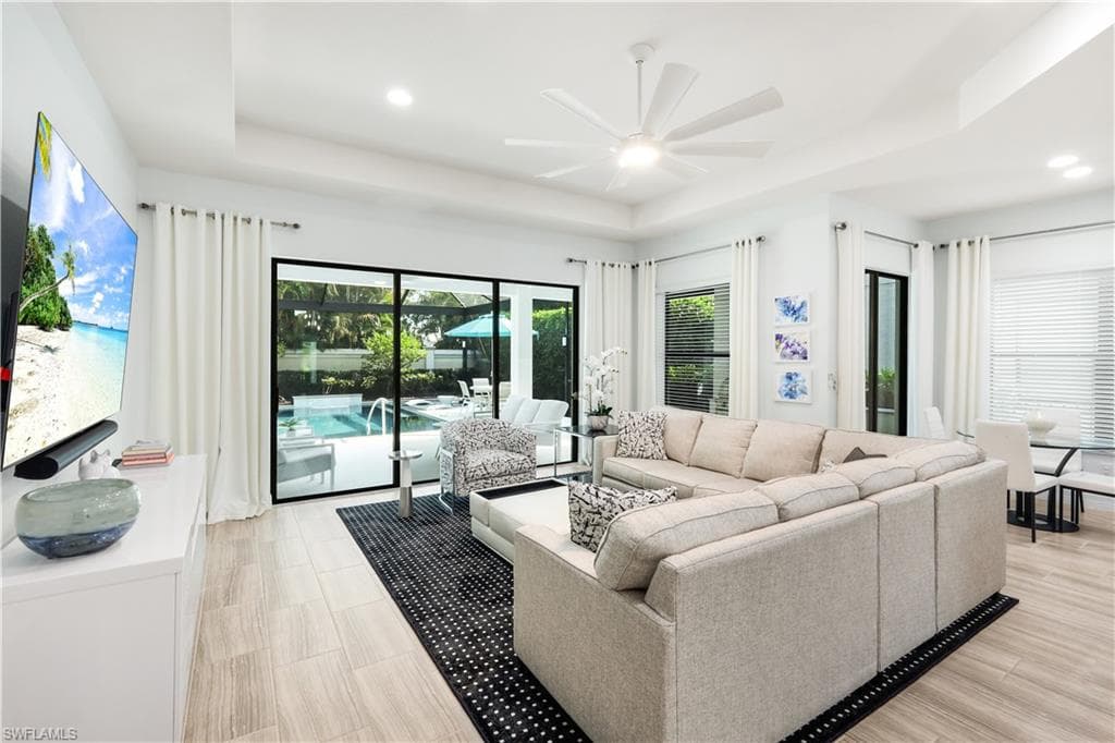 13836 Luna DR-11