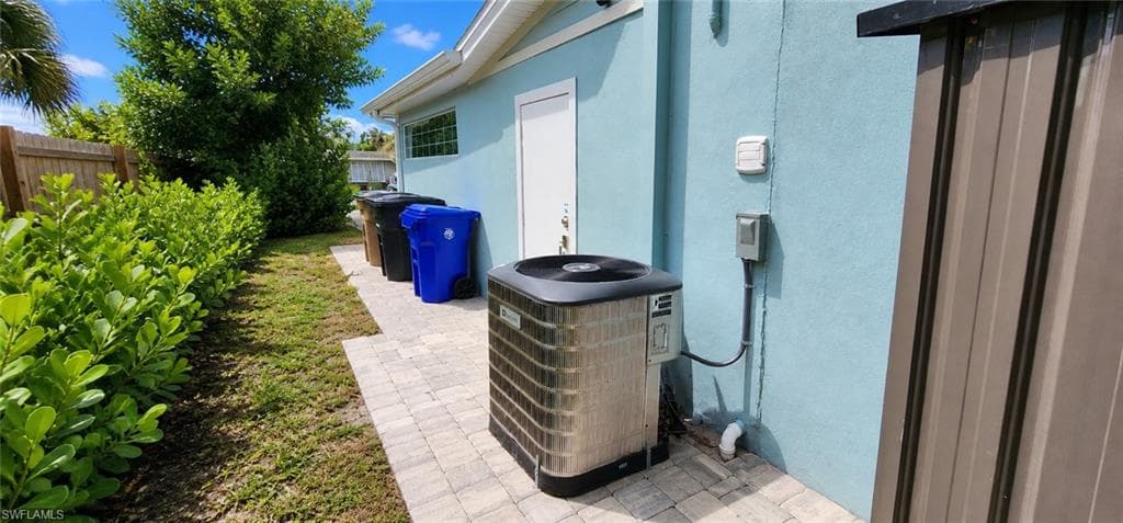 3949 Maxine St-7