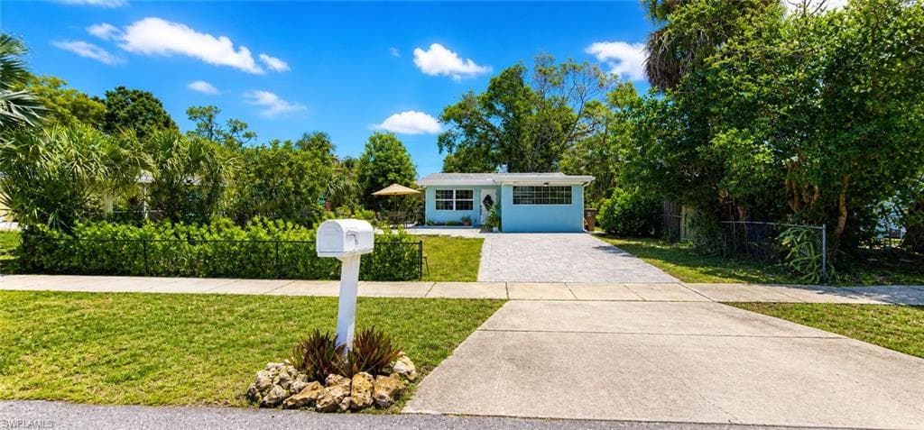3949 Maxine St-1