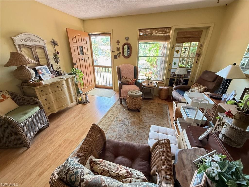 1635 Kensington CT-4
