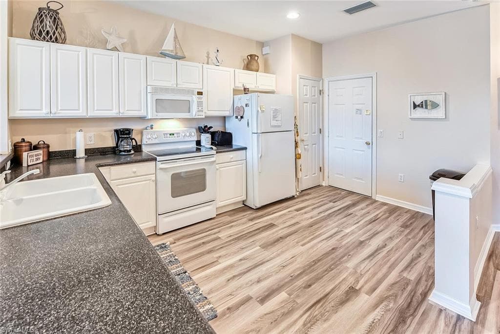 1080 Hampton CIR-6