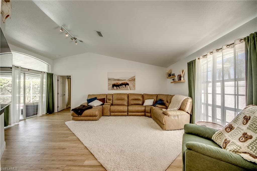 9910 Laketree CT-5