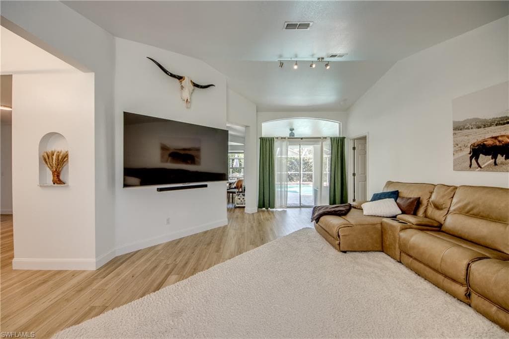 9910 Laketree CT-4
