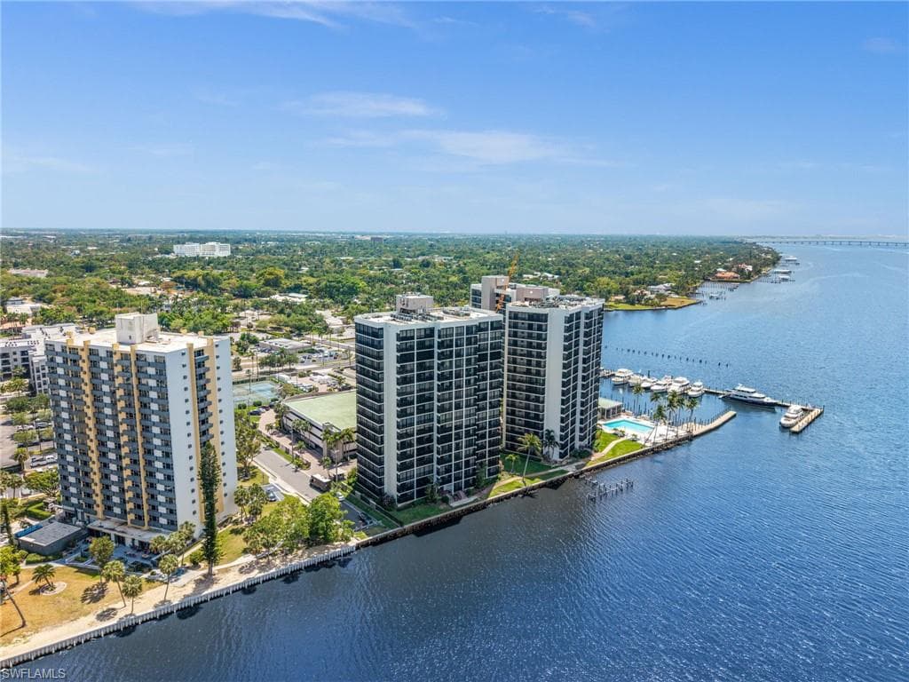 1900 Virginia AVE 902-33