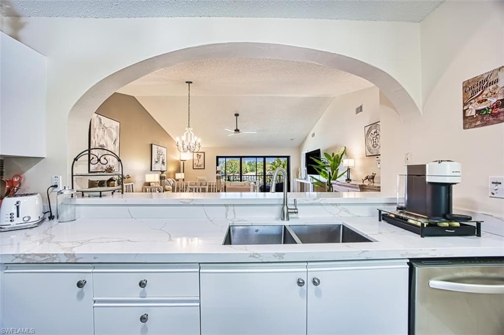 5708 Deauville CIR J305-7