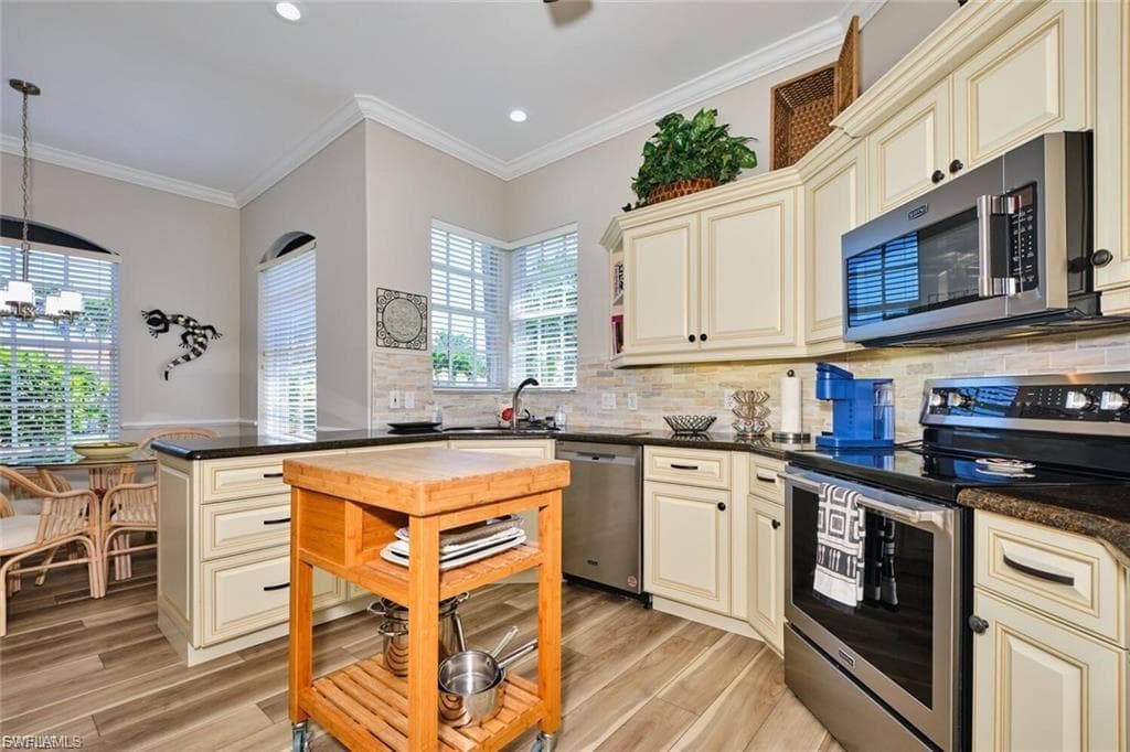 9240 Willowcrest CT-24