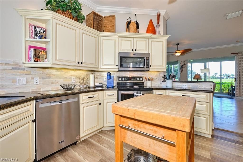 9240 Willowcrest CT-25