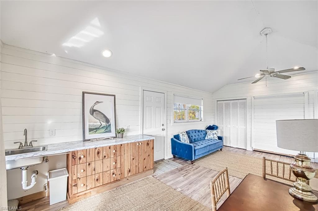 220 Palm Lake DR-32