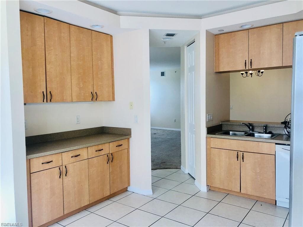 1101 Van Loon Commons CIR 205-12
