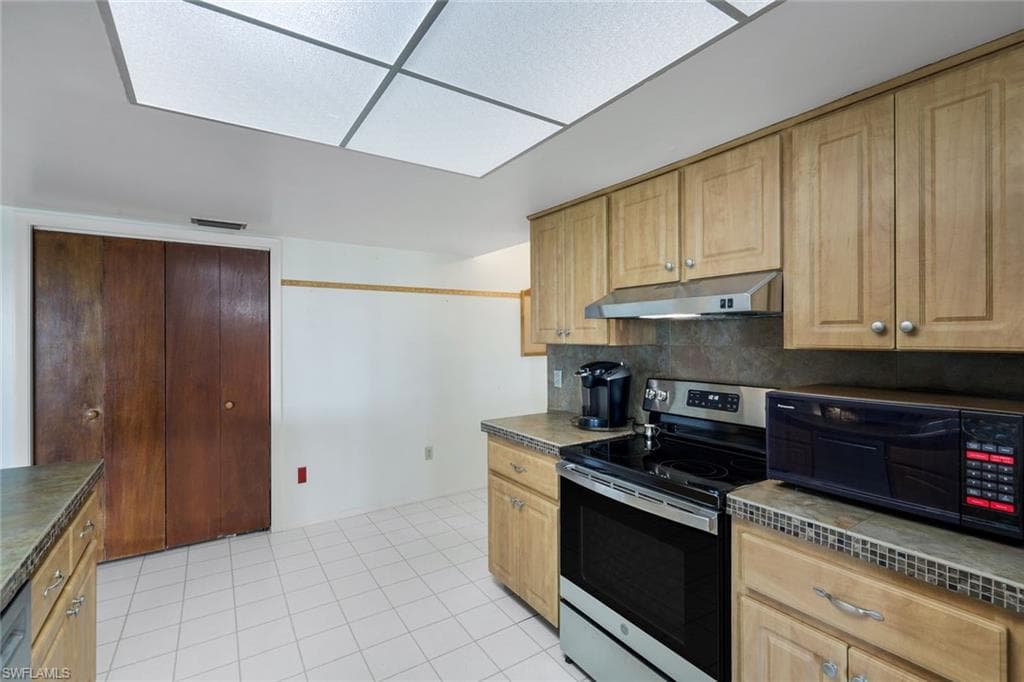 6711 Cadet AVE-17