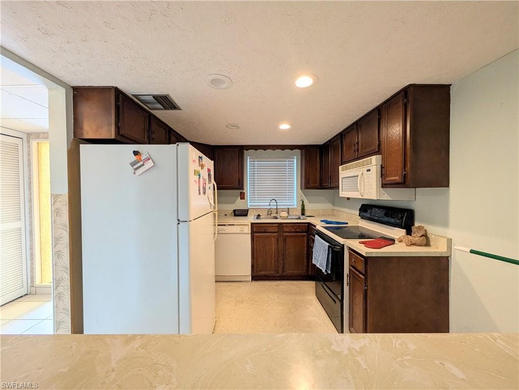 2100 Barkeley LN 3-8
