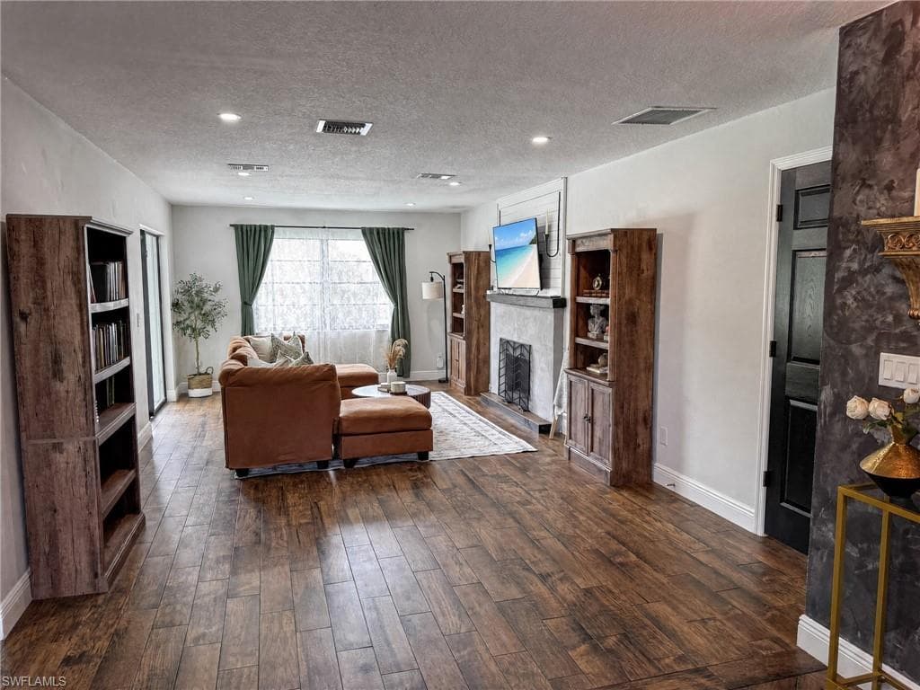 1019 Wyomi DR-18