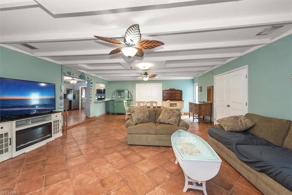1721 Club House RD-6