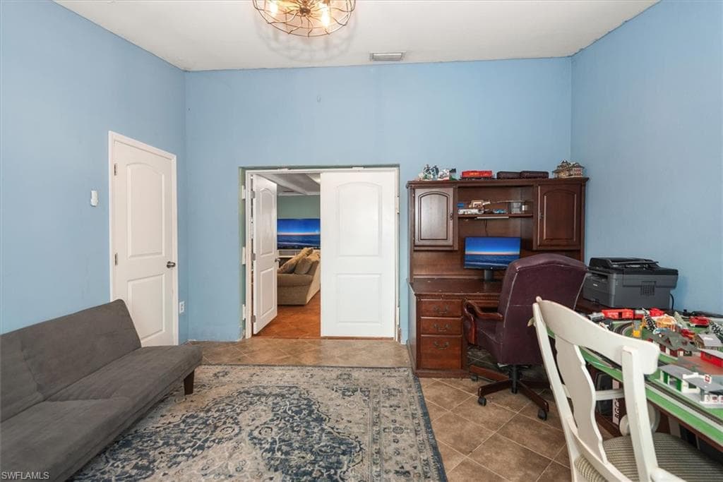 1721 Club House RD-26
