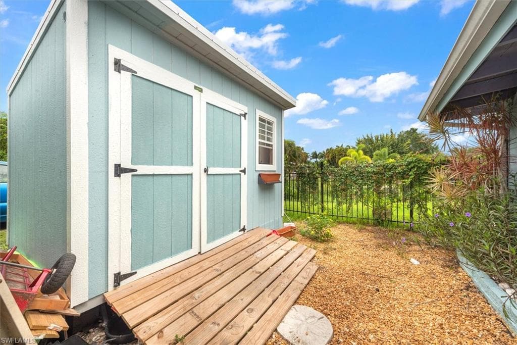 1721 Club House RD-39