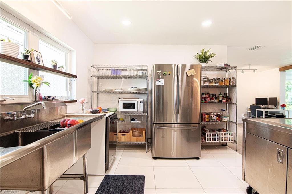 1300 Thompson ST-27