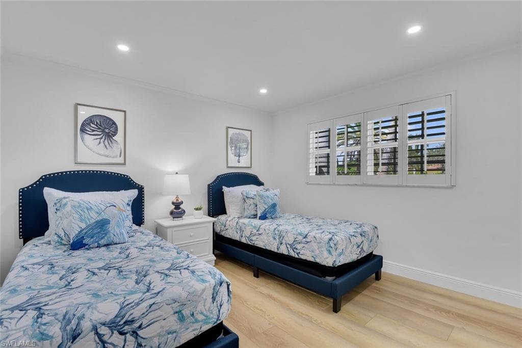 740 Park Shore DR-19