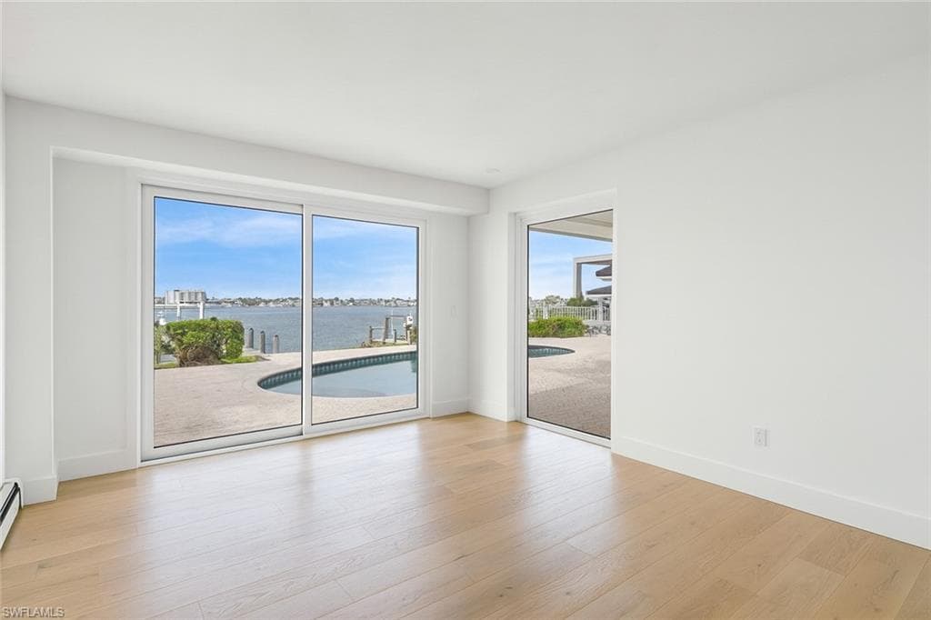 1535 Dolphin LN-38