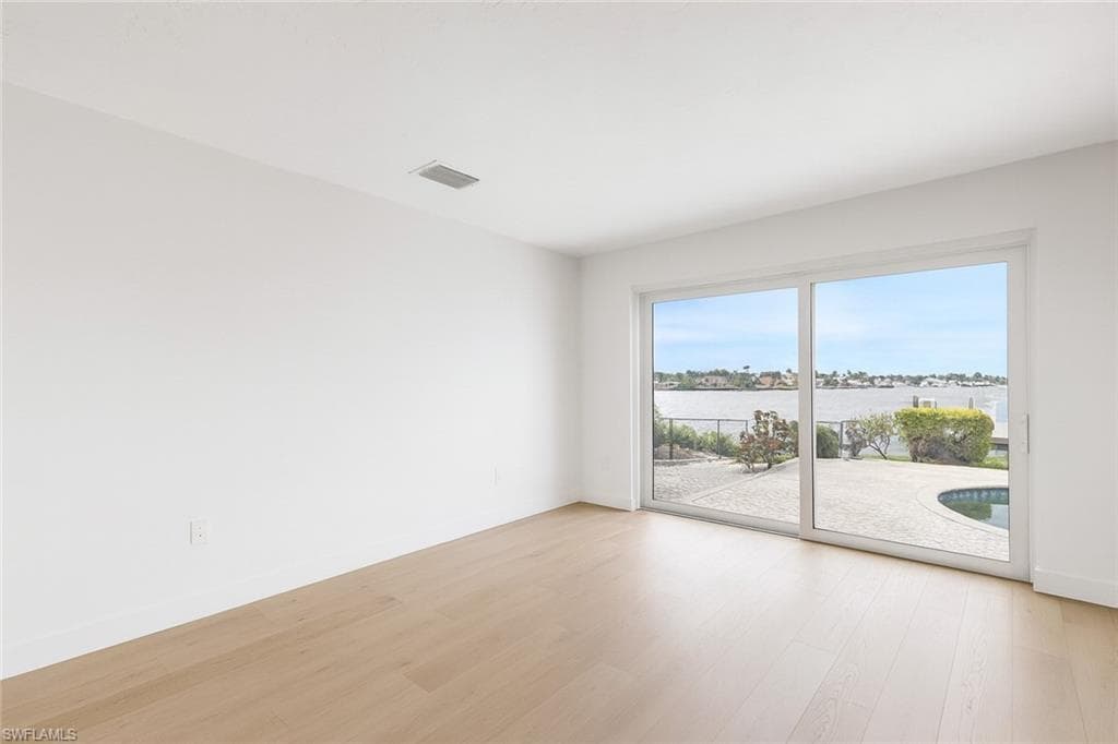 1535 Dolphin LN-40