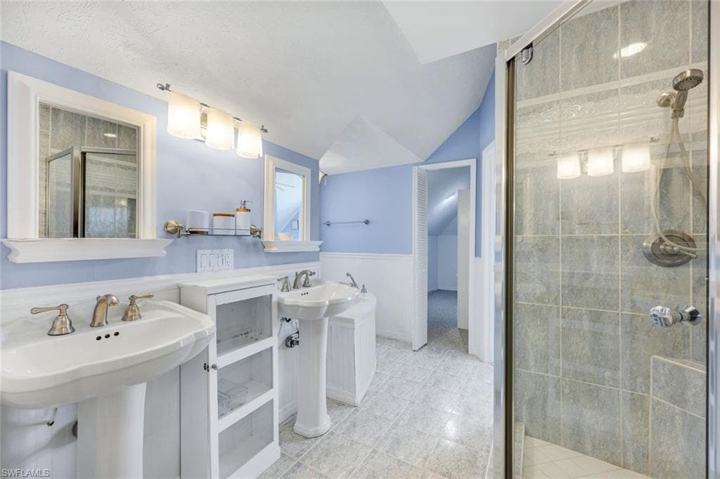 203 San Mateo DR-13