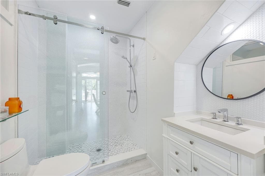 203 San Mateo DR-22