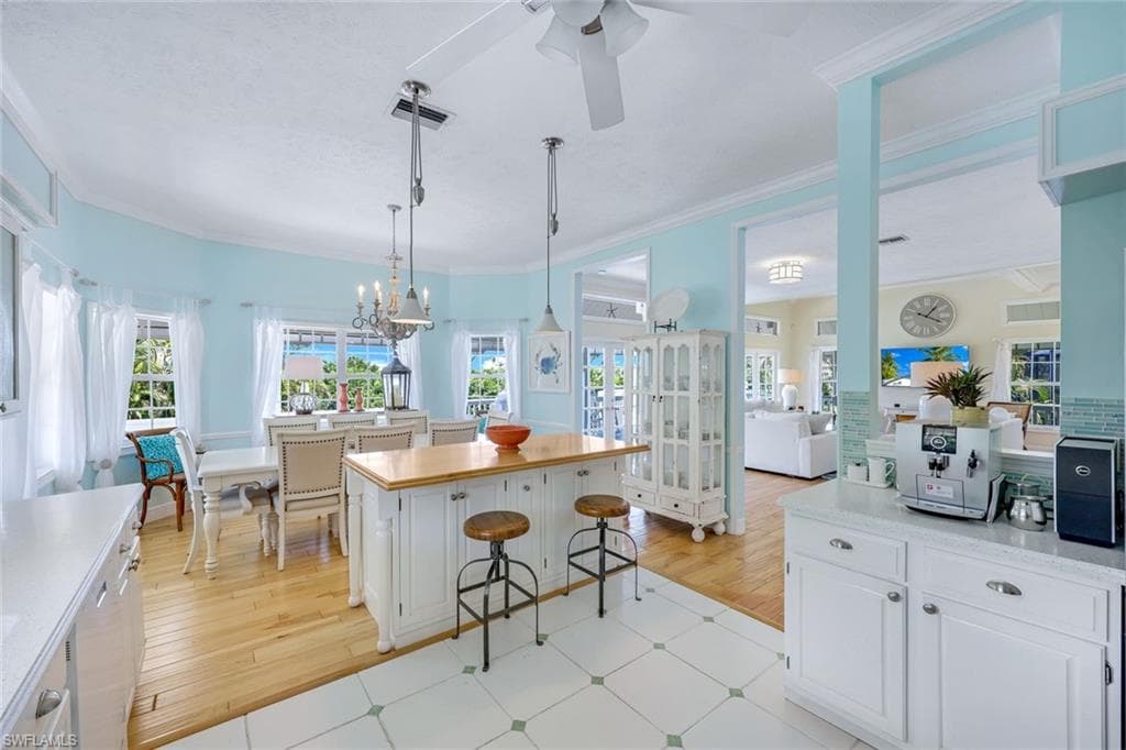 203 San Mateo DR-7