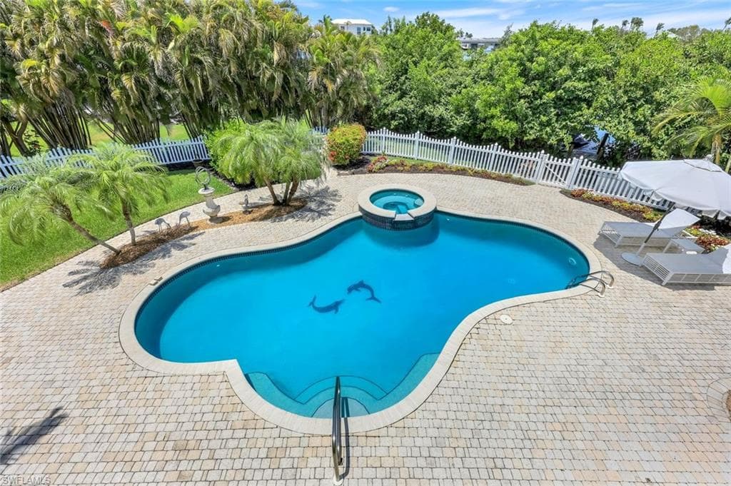 203 San Mateo DR-30