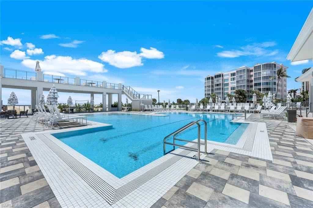 203 San Mateo DR-35