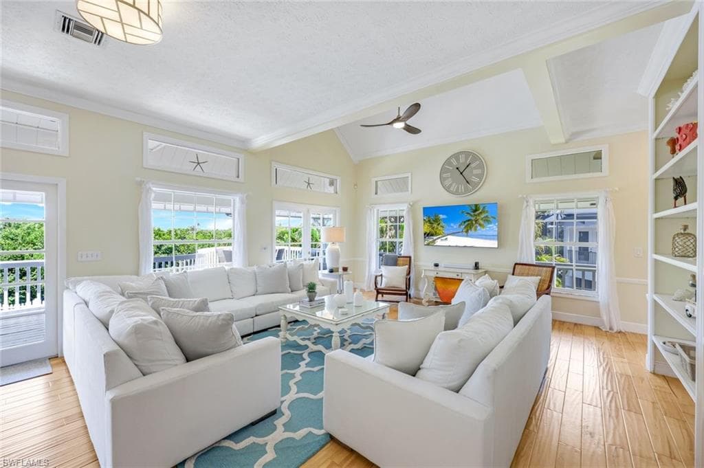 203 San Mateo DR-4