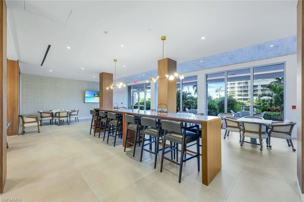 260 Seaview CT 407-23