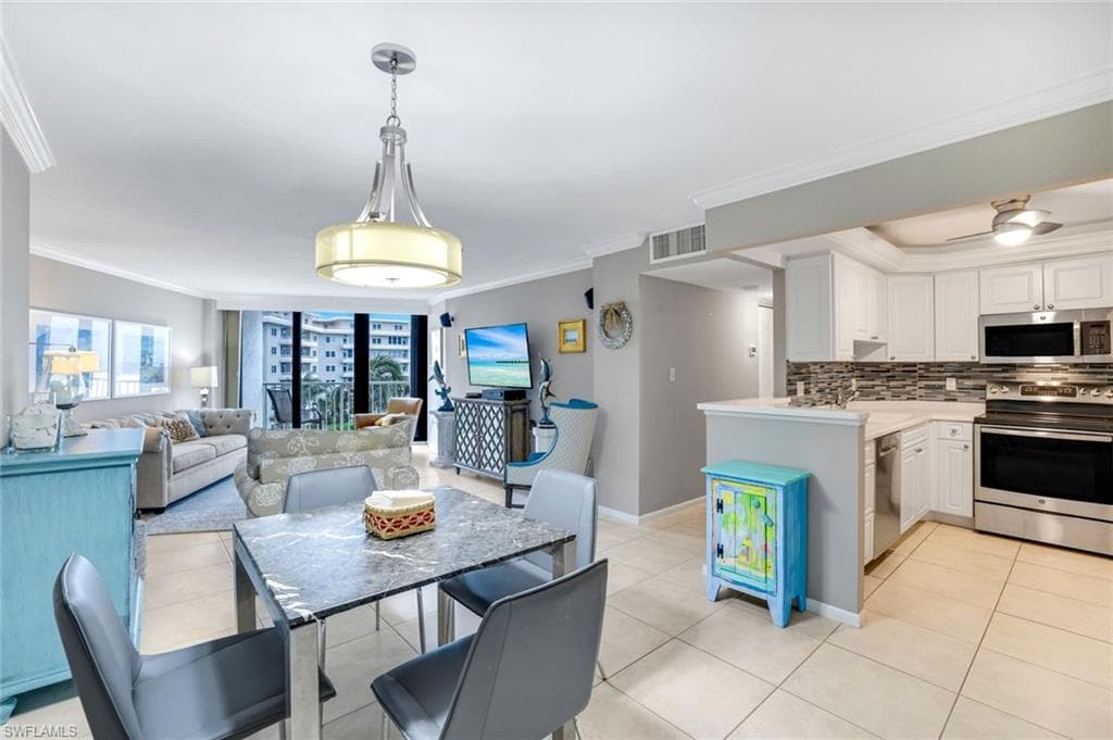 260 Seaview CT 407-9
